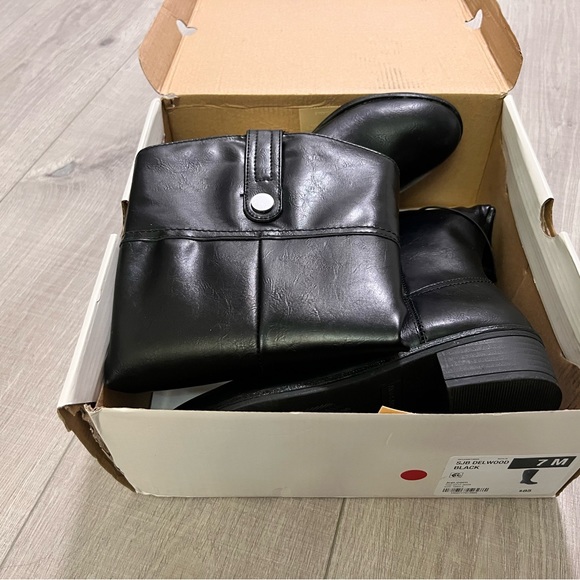 St. John’s Bay boots - Picture 2 of 7